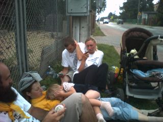 Odstatni odpoczynek W Kiedrzyniu – wygodnie leżą pod płotem: Marek, Gosia, Marysia (na Gosi) i sprawdzający pilne wiadomośći na telefonach rodzice Marysi (Ania i Adam)